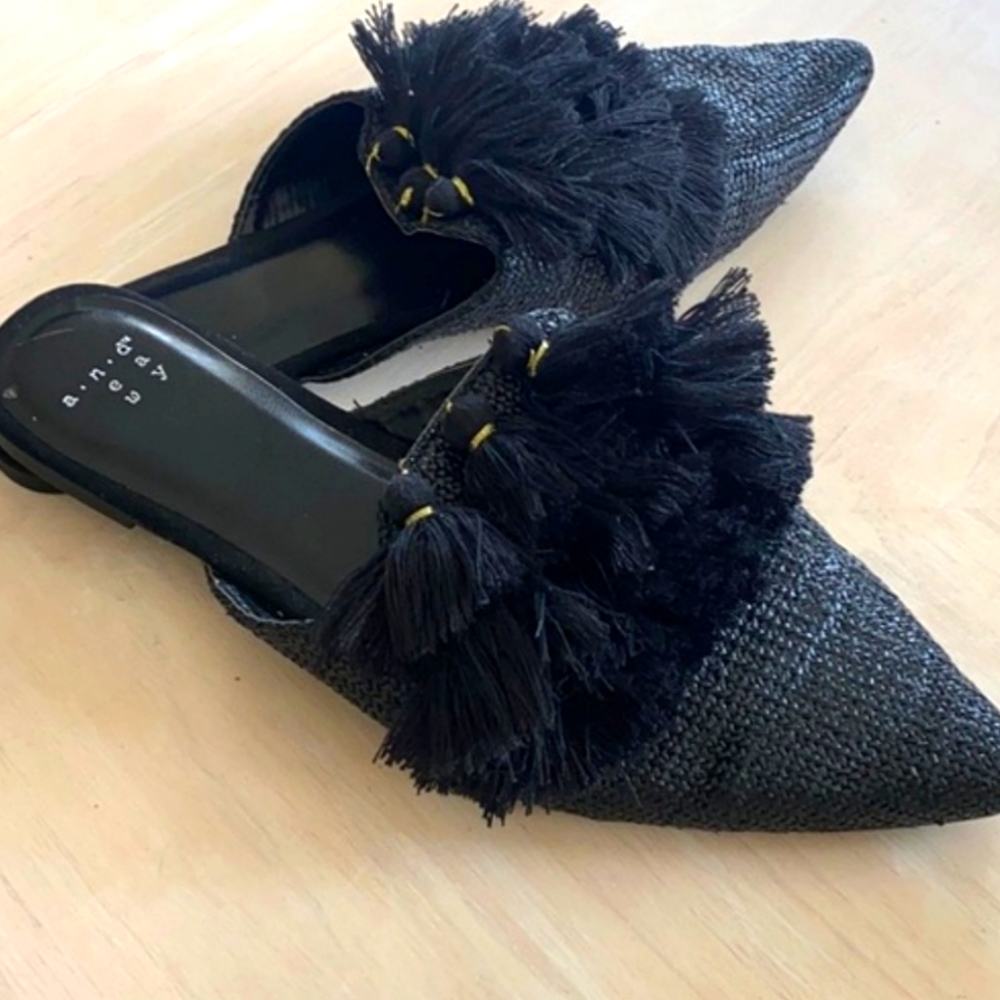 BLACK TASSELED WOVEN FLAT  7